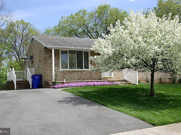 3rd image of 1084 Bramly Dr