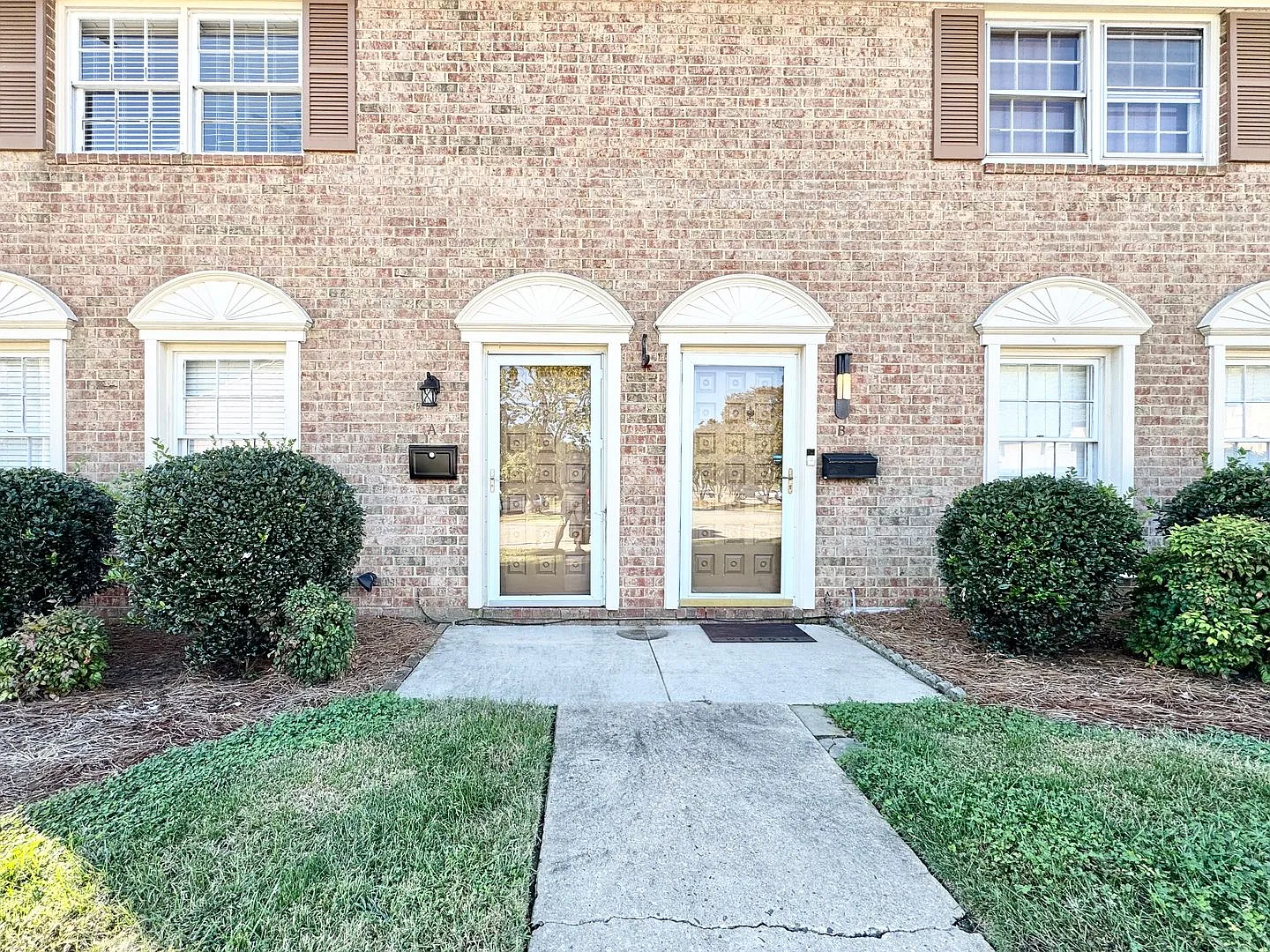 Updated 2 Bedroom End Unit Townhome in High Point! — Photo 2