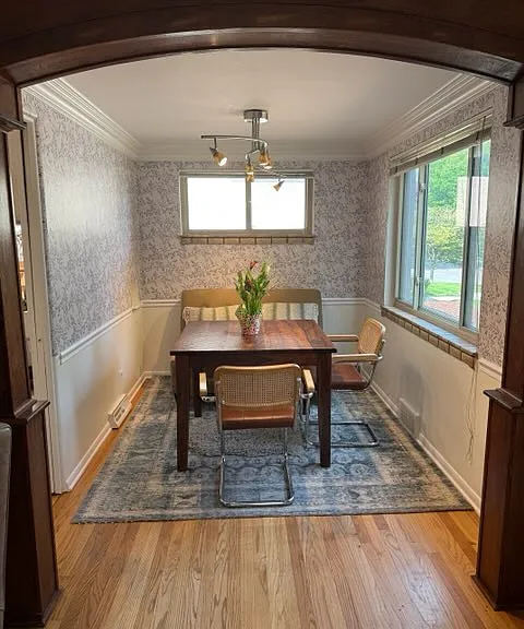 Dining room beautiful archway.