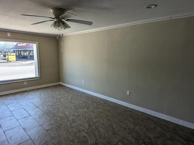 701 W Houston St — Photo 13