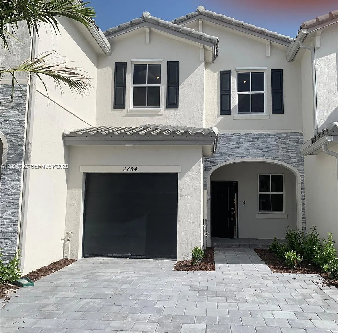 Keys Gate Residence — Photo 1