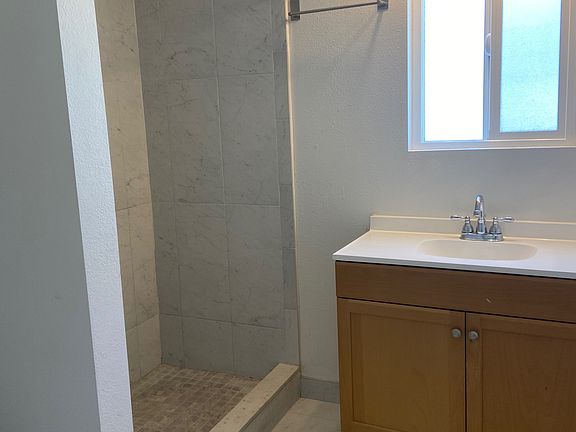 5th image of 524 Elizabeth Ave APT D