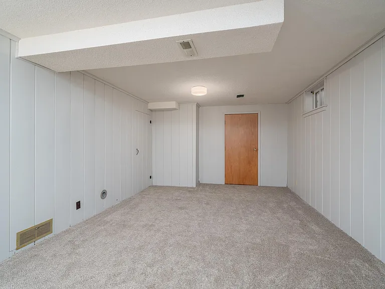 2424 S Center Ave — Photo 17