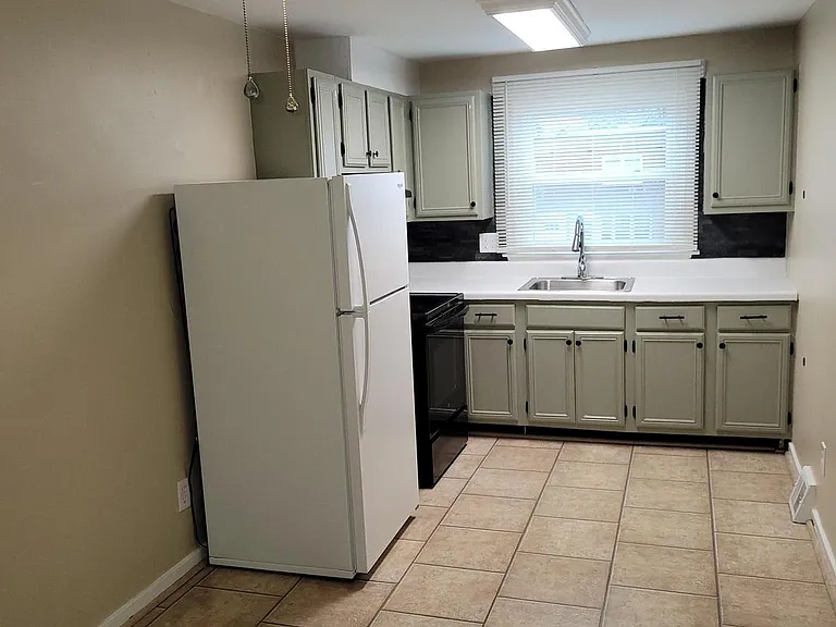 1331 Astor St #2 — Photo 17