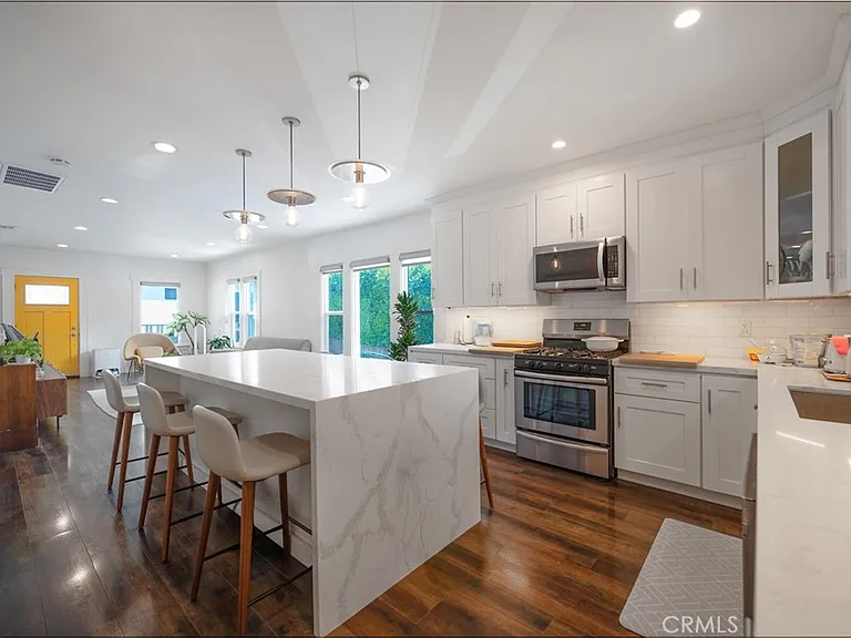 1553 Talmadge St — Photo 5