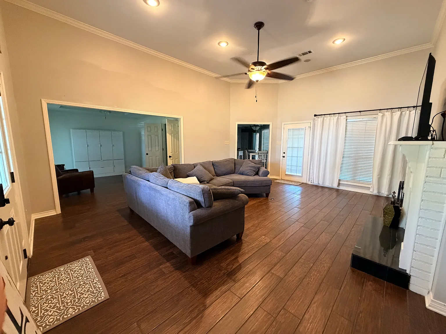 3 bed, 1909 sqft, $3,500 — Photo 3