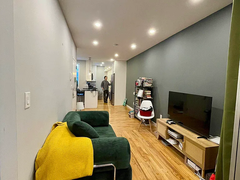 22-70 41st St #2R — Photo 4