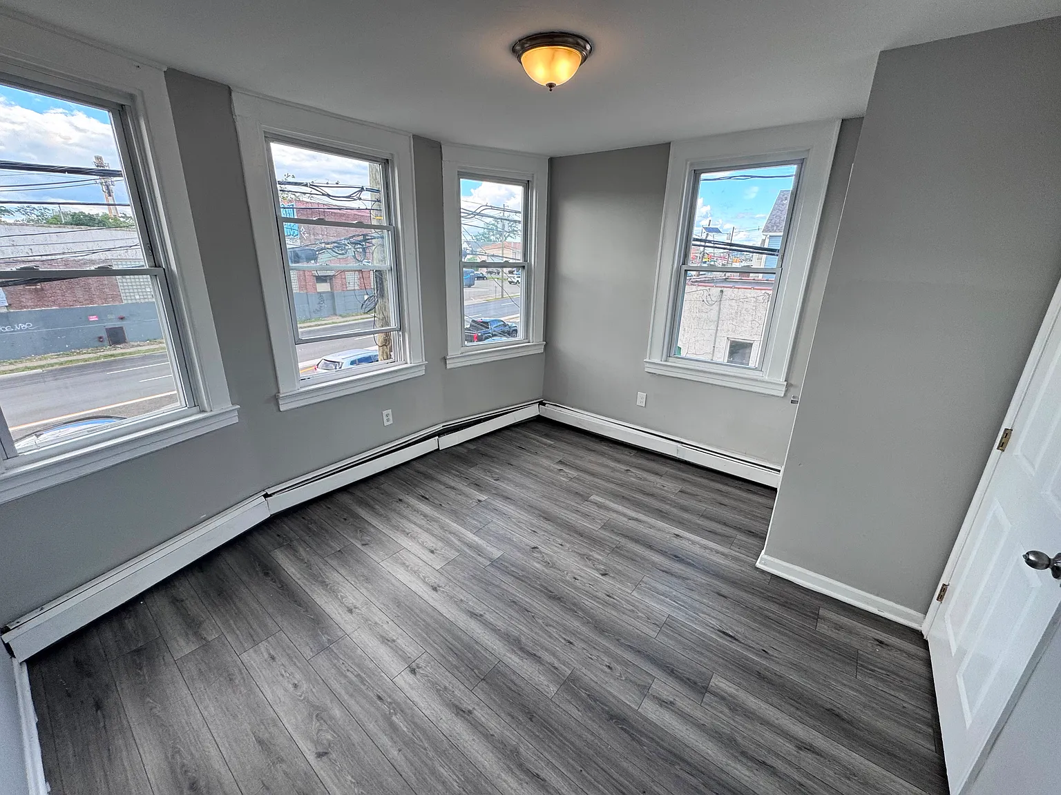 4 bed, $279 — Photo 1