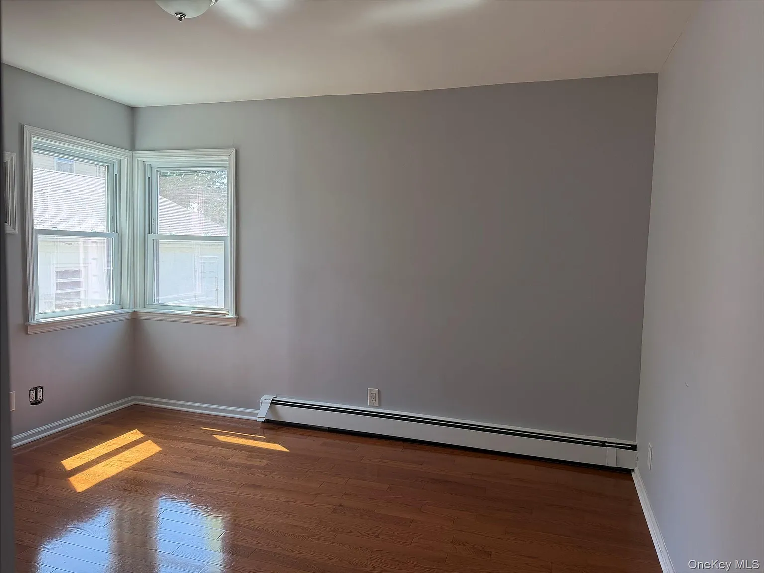 3 bed, 1.0 bath, 1872 sqft, $3,000 — Photo 2