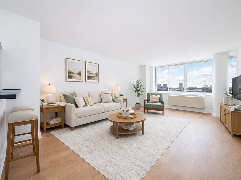 160 Riverside Blvd #16P — Photo 1