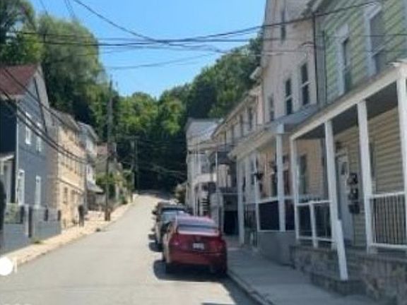 Exterior Neighborhood (street photo)