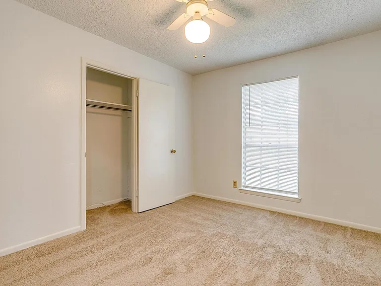 812 E Prairie View Rd — Photo 10