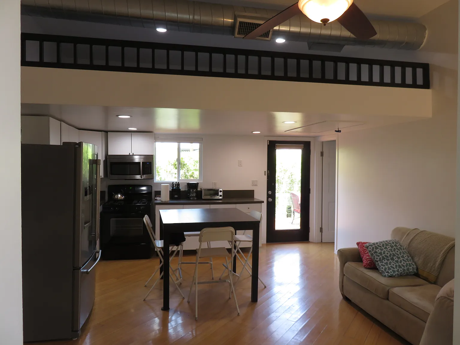 2 bed, 1000 sqft, $3,300 — Photo 3