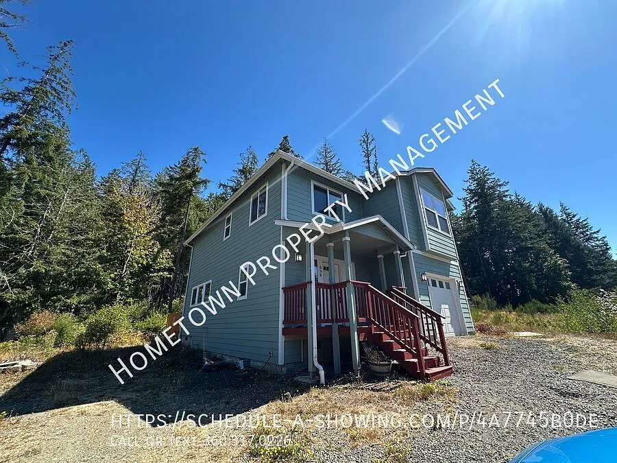 3 Bedroom Home on an Acre of Land with Air Conditioning! — Photo 2
