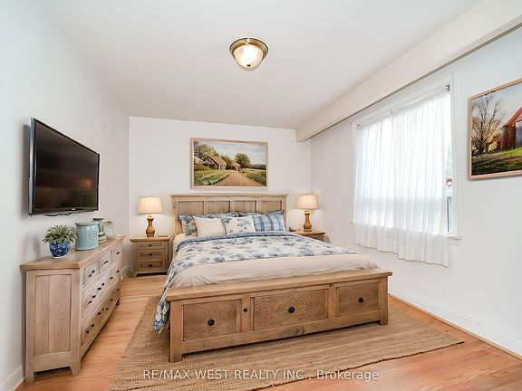 5th image of 215 Acton Ave
