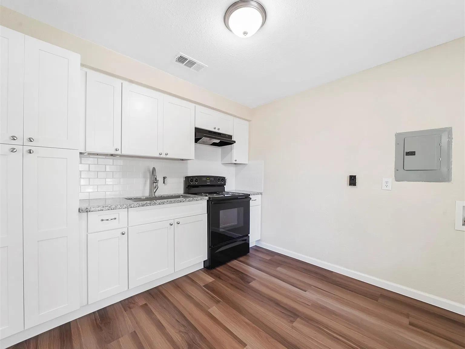 3 bed, 1.0 bath, 858 sqft, $1,350 — Photo 4