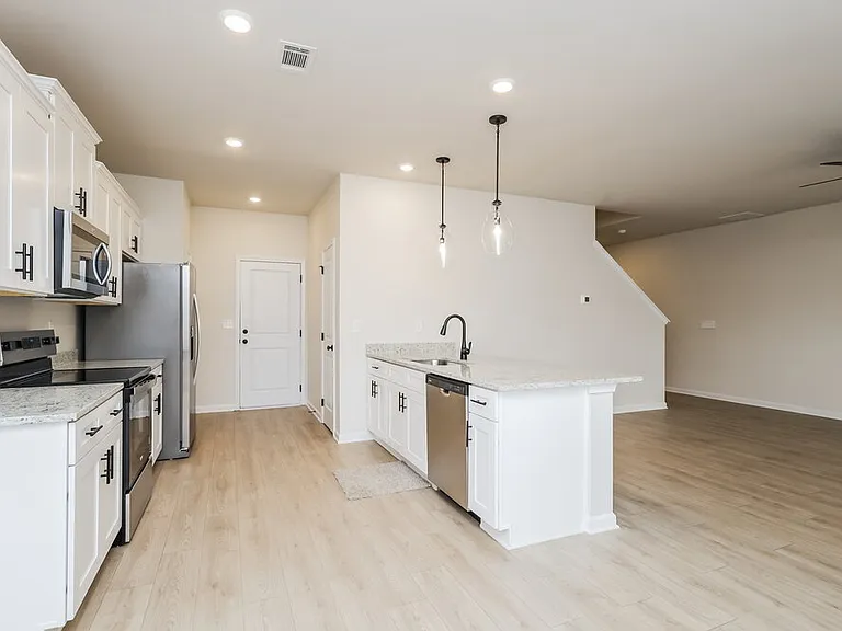 711 Berkeley Dr — Photo 7
