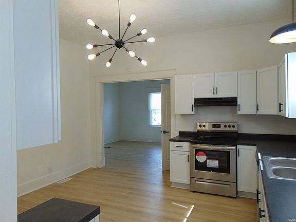 5th image of 1525 N Elm St