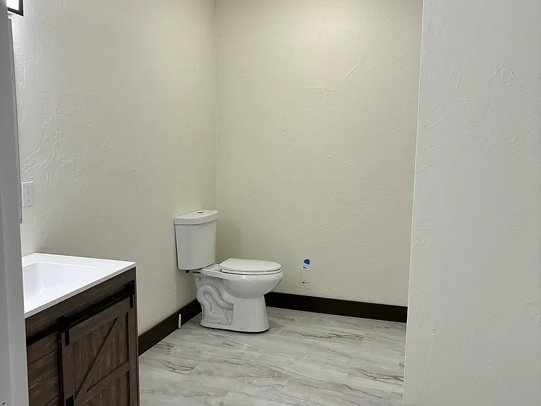 552 W Broadway — Photo 10