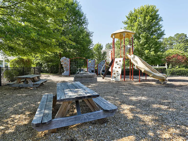 905 Lyndley Dr — Photo 43
