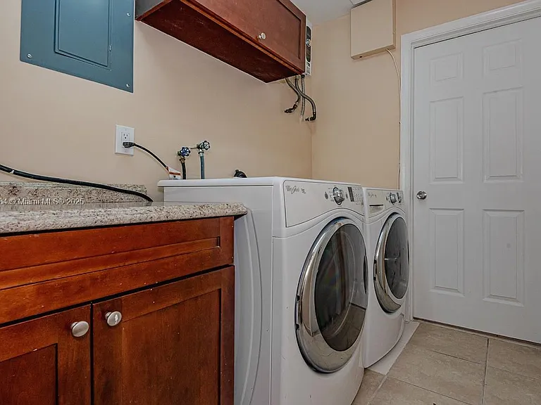 401 SW 76th Ter — Photo 24