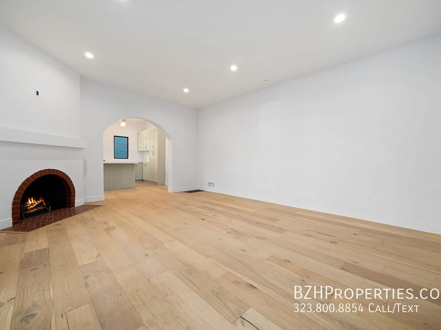 Modern 3 Bedroom Near The Grove with Private Garage — Photo 2