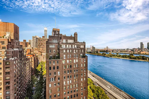 Sold by Sotheby's International Realty | media 23