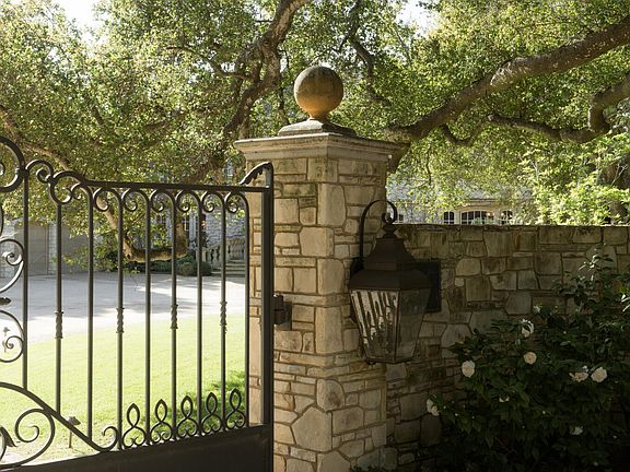 2nd image of 1567 E Valley Rd