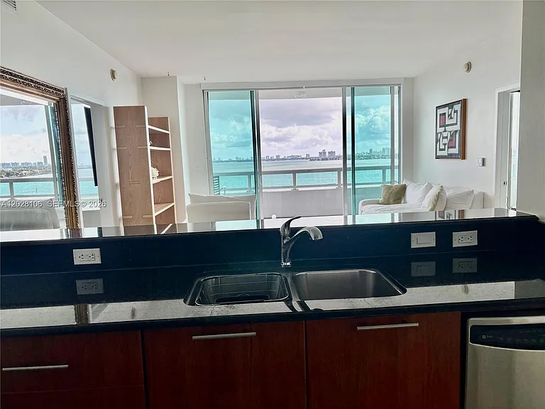 1800 N Bayshore Dr #905 — Photo 5
