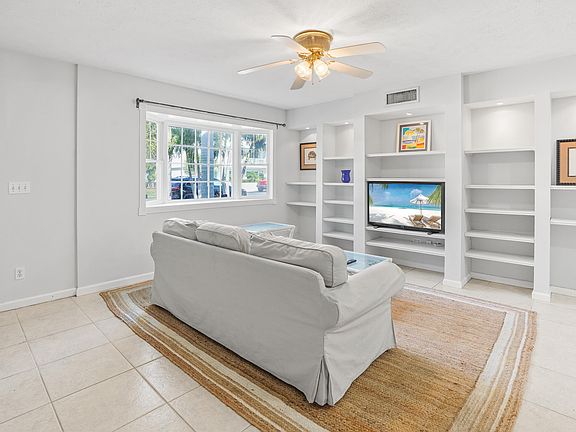 5th image of 816 Dahlia Lane