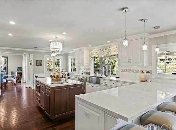 5th image of 9781 Cloverdale Ave