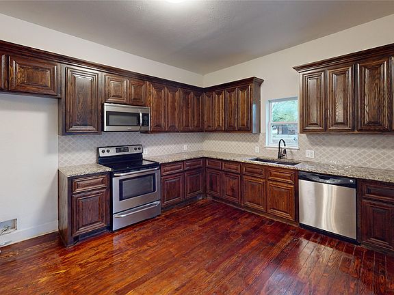 4th image of 2363 W Denman St