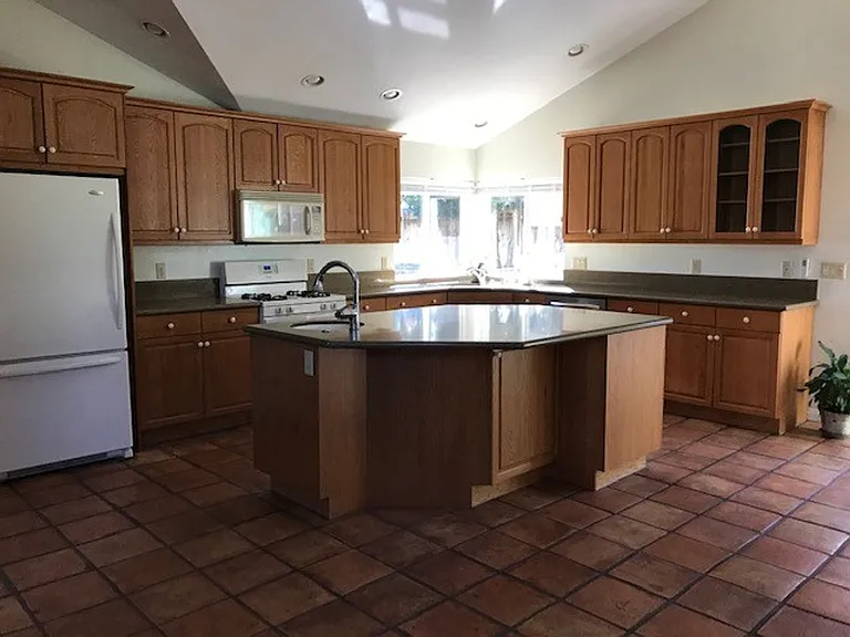 157 N Linden Dr — Photo 8
