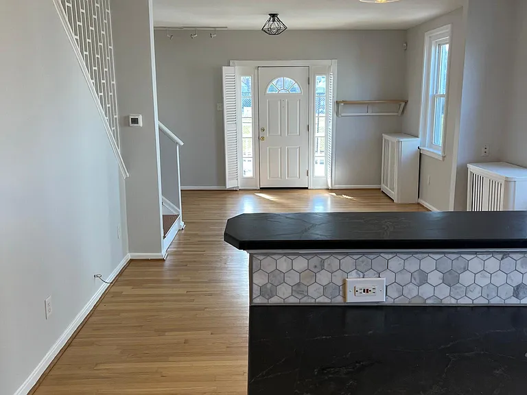 145 Roosevelt Ter — Photo 12