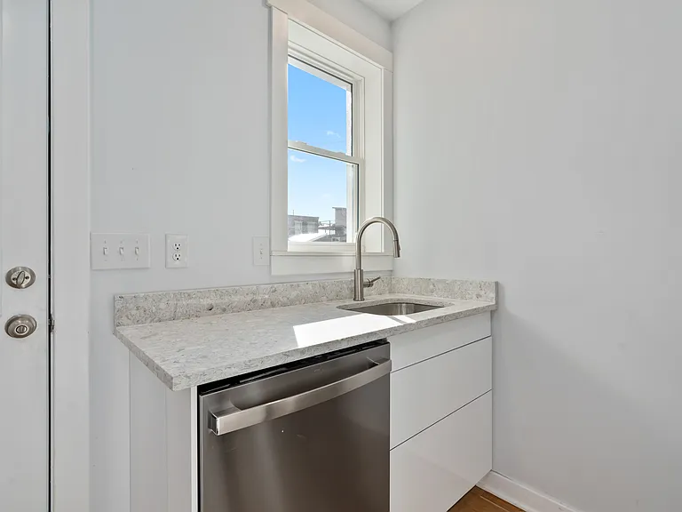 1515 Arch St — Photo 8