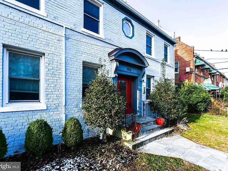913 Quincy St NE #3 — Photo 4