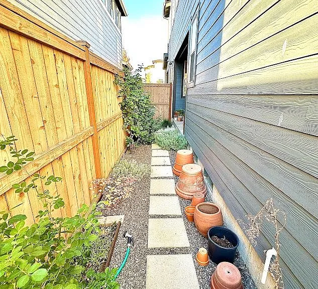Side yard landscape