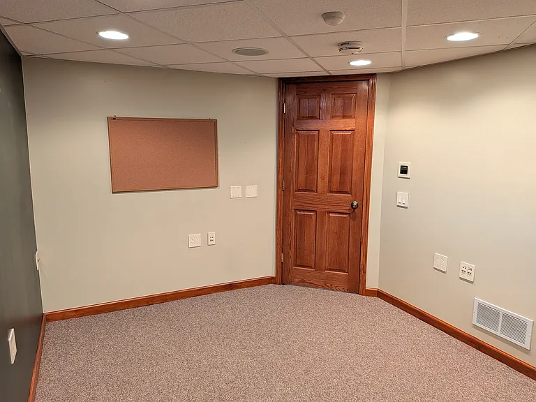 704 E West St — Photo 27