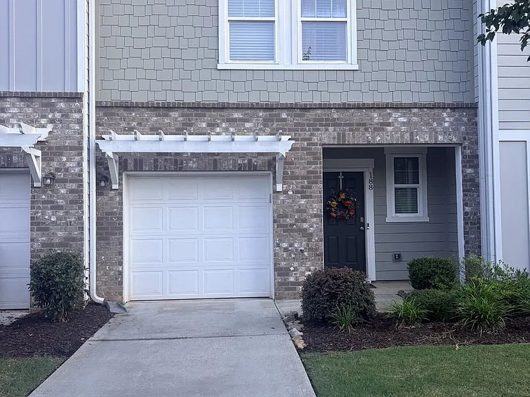188 Swindon Dr — Photo 2