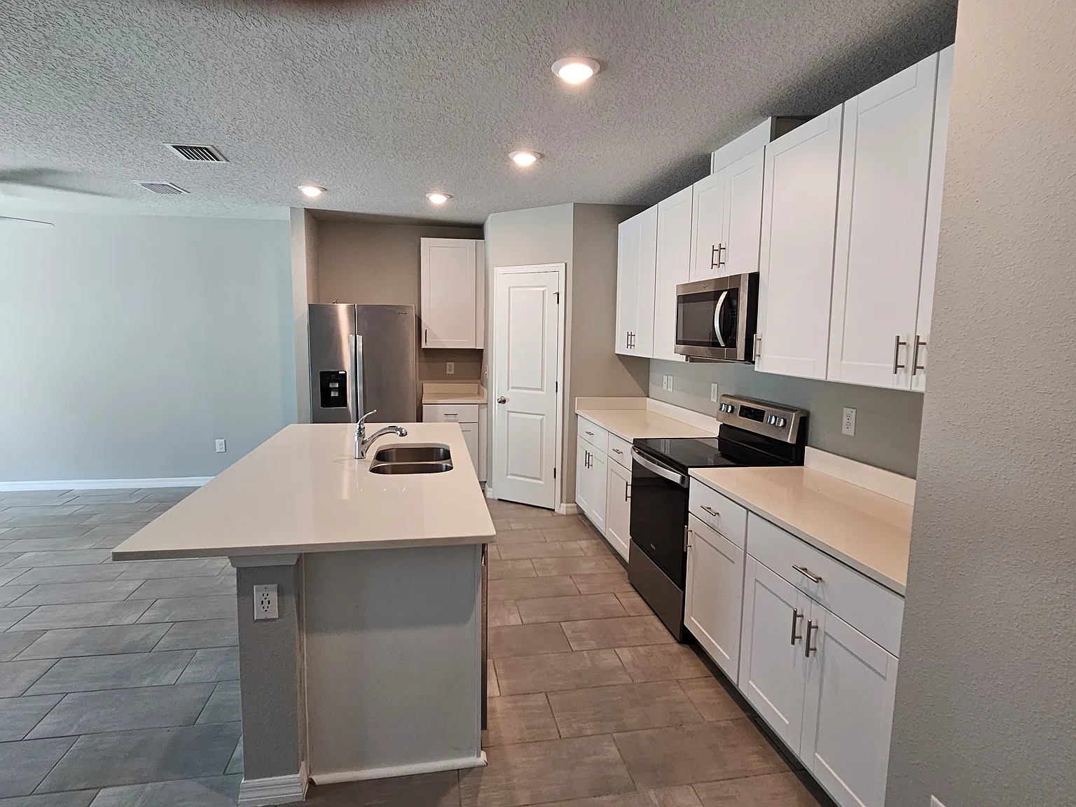 4 bed, 1840 sqft, $2,400 — Photo 4
