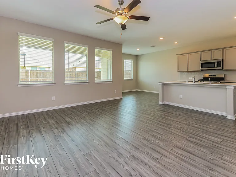 2144 Clarion Dr — Photo 2