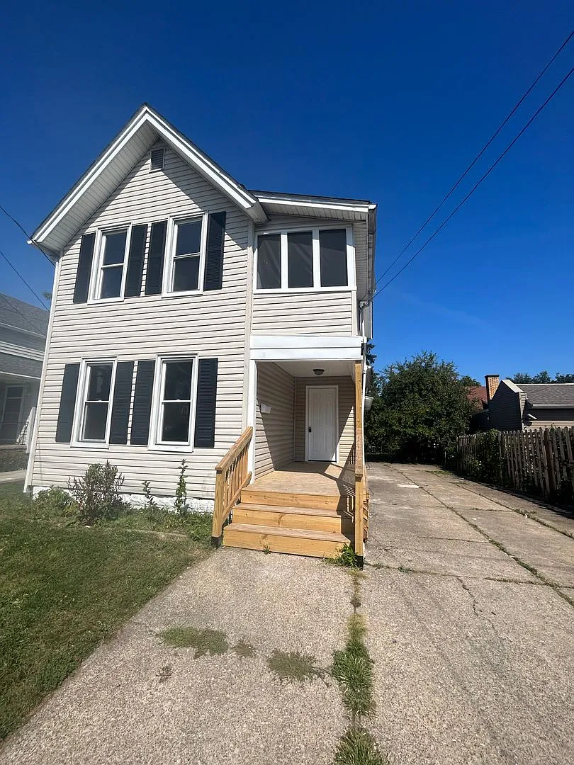 Welcome to this spacious 6-bedroom, 2-bathroom house located in the vibrant city of Cleveland — Photo 2