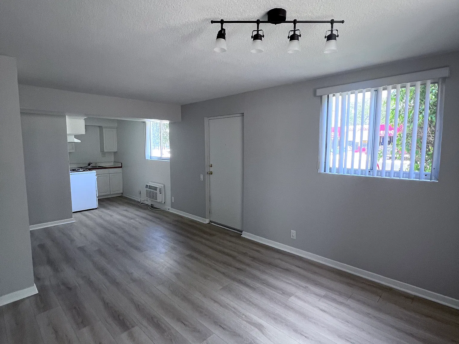 2220 W Victory Blvd — Photo 2