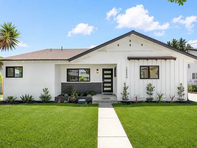 15555 Otsego St — Photo 1