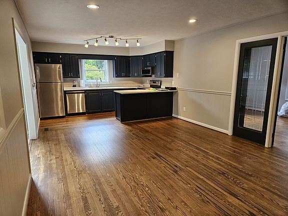 4th image of 79 Oak St