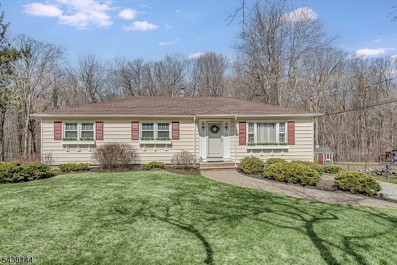 1st image of 52 Castlewood Trl