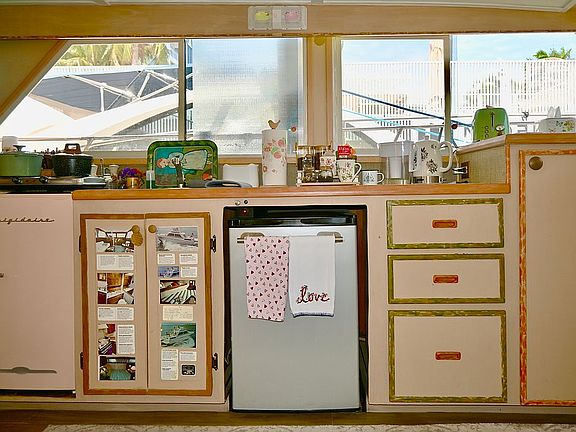 5th image of 2 Isle Of Venice Dr APT 3