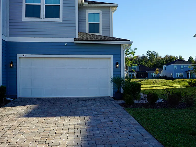 250 Brandon Lakes Dr — Photo 2