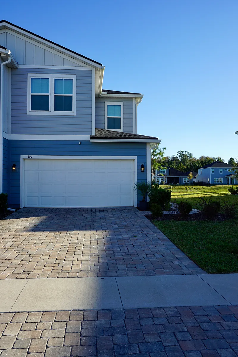 Building Photo - 250 Brandon Lakes Dr