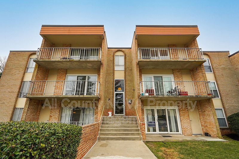 1st image of 11923 Parklawn Dr APT 303